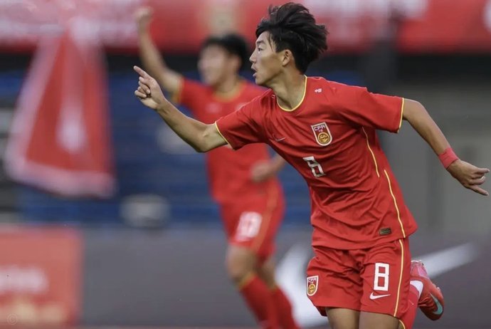 何思凡兜射破门 U17国足胜卡塔尔
