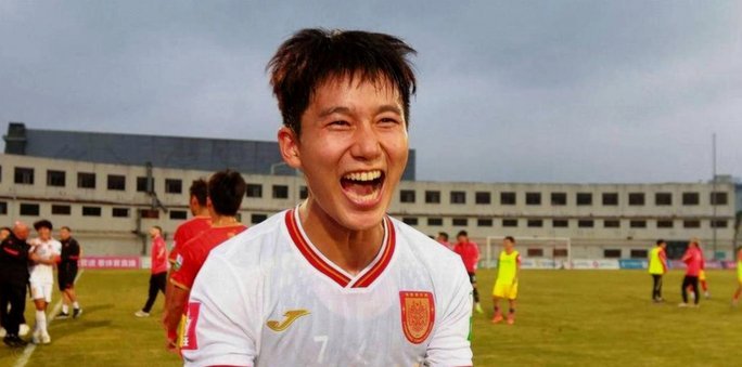 武磊百场里程碑：余望心中的偶像与骄傲