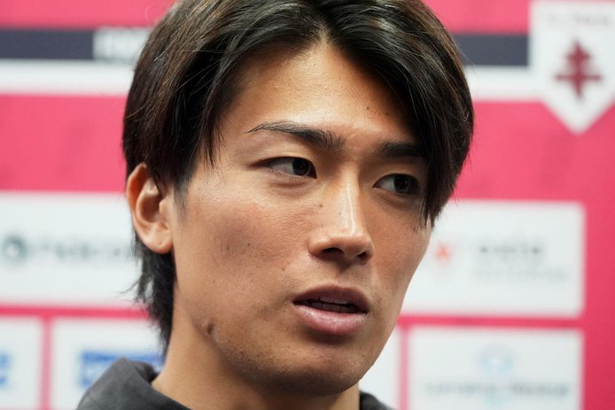 日本队回国抵达机场，中村敬斗身穿西装面对镜头笑容爆火