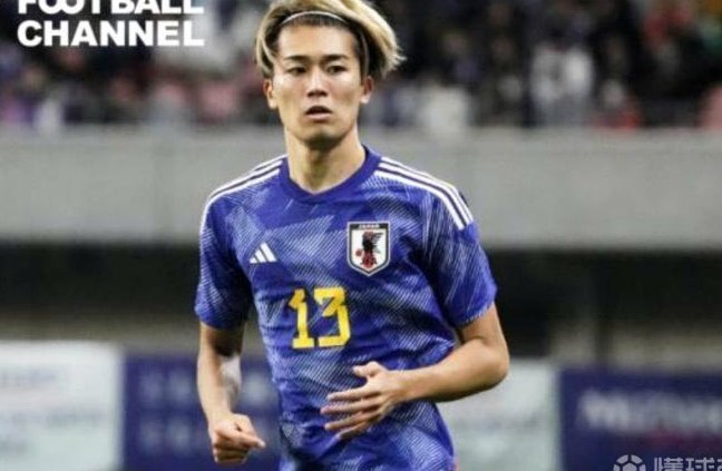 日本队回国抵达机场，中村敬斗身穿西装面对镜头笑容爆火