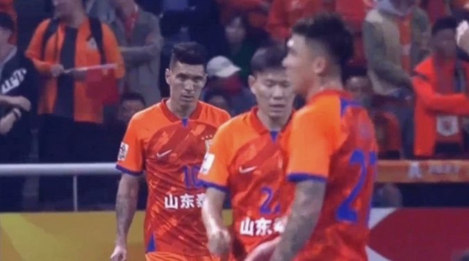 十人泰山1-1新鹏城仍第5！克雷桑18秒闪击+染红 戴伟浚破2年球荒