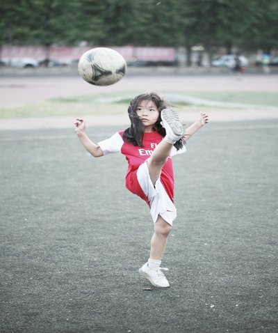 红星的小孩儿踢球给人的感觉是能用身体的绝不用脑子