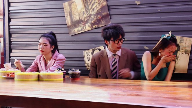 球场汗水与心碎约会：他为足球错过女孩的瞬间后悔了